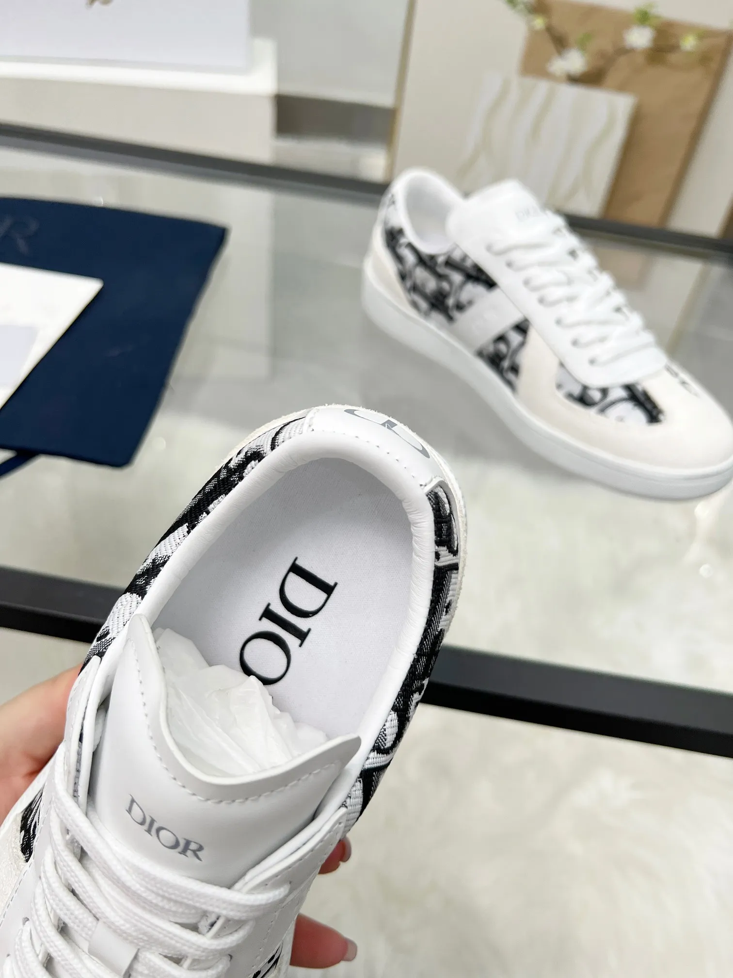 👟👟Ex-factory price 460👟👟Male size +10 correct✅ version. 𝐃𝐢𝐨𝐫 𝟮𝟱𝐏𝐫𝐞-𝐅𝐚𝐥𝐥 𝐁𝐞𝐫𝐥𝐢𝐧 𝟬𝟭 Dior B01 couple casual moral training shoes white shoes sneakers late 90s fashion brand Maison Margiela purchased GAT in large quantities and gave them a makeover. This shoe type of De Xun officially started its fashion journey. Original: Top layer of cowhide, cowhide lining, original outsole Size: 35-45 (40 for women, 45 for men, custom made, non-refundable)